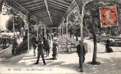 CPA Vichy Une Allee Couverte