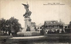 CPA Vichy Statue de la Repubilique et le Kiosque