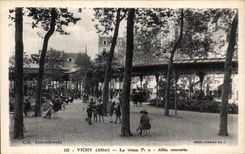 CPA Vishy Allier Le Vieux Parc Allee couvert Enfants 