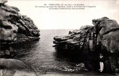 CPA Tregastel Le Gouffre This curious group of rocks locates at Top of Tregastel causes admiration of the tourists