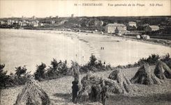 CPA Trestraou Vue generale de la Plage Paysans dans les champs