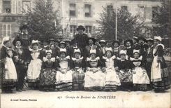 CPA Groupe the Breton ones of Finistere Folklore Costume Caps