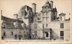 CPA Of Saint pol Of Leon (Finistere) Castle of Kerjean the Court honor