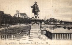 Estatua de CPA Auxerre de Paul Bert y el puente viejo