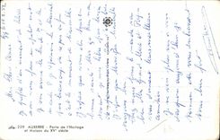 Puerta de CPA Auxerre del reloj y casa del siglo de XV E