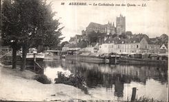 CPA Auxerre La Cathedrale vue des Quais Peniches