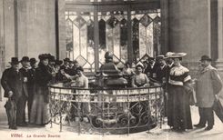 CPA Vittel La Grande Source Folklore Costume