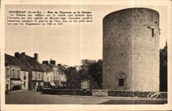 La calle de CPA Dourdan de Chartres y de la torre del homenaje Le Donjon que tomo cuidado en la mujer mayor cotiza el dout feudal