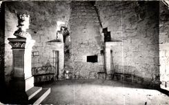 CPA Dourdan Rez de chaussee du Donjon Cheminee Stele Saint Louis