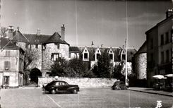 CPA Dourdan Le Chateau Fort (debut XIII siecle) Le porche d entree