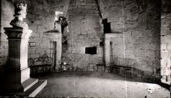 CPA Dourdan Rez de chaussee du Donjon Cheminee Buste de Saint Louis