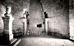 CPA Dourdan Rez de chaussee du Donjon Cheminee Stele Saint Louis