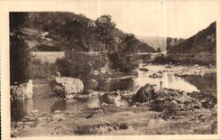 Ruinas de CPA Gargilesse del puente de Anclen en el hueco y del puente de Nolr