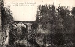 CPA Pont et Douves du Chateau feodal de Cinq Mars 