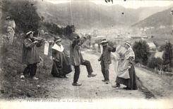 CPA Types D Auvergne La Bourree Folklore Costume 