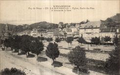 CPA La Bourboule D Auvergne Eglise Roche des Fees et avenue de la Gare
