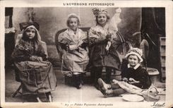 CPA Petites Paysannes Auvergnates Folklore Costume