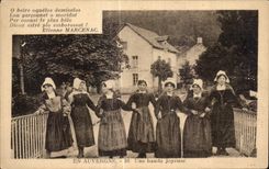 CPA En Auvergne Une bande joyeuse Folklore Costume