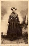 CPA Les Auvergnats chez eux Jeune auvergnate Folklore Costume