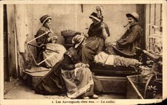 CPA Les Auvergnats chez eux La veillee Folklore Costume