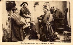CPA Les Auvergnats chez eux La priere en famille Folklore Costume