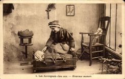 CPA Les Auvergnats chez eux Heureuse maman Folklore Costume