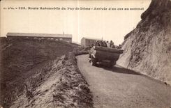 CPA Aytomobile Road of Puy de Dome Arrival a bus at the top
