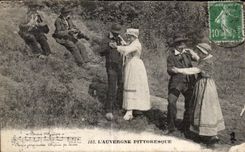 CPA L Auvergne Pittoresque La bourree Folklore Costume