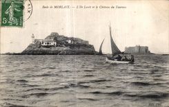 CPA Rade de Morlaix L Ile Louet et le Chateau du Taureau Bateau