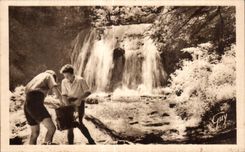 CPA environs de La Bourboule Cascade De La Verniere Enfants