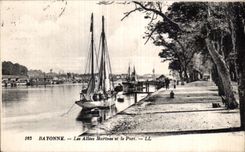 CPA Bayonne Les Allees Martines et le Port Bateaux