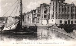 CPA Saint Jean de Luz Le Quai et la maison de I infante Bateau