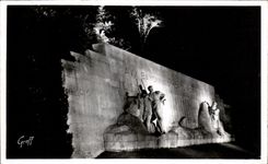 CPA Bayonne En Pays Basque Le Monument aux Morts 