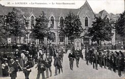 CPA Lourdes la Procession Le Saint Sacrement