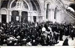 CPA Lourdes Preche devant le Rosaire