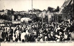 CPA Lourdes Hautes Pyrenees La Procession sur L Esplanade Benediction du Saint Sacrement 
