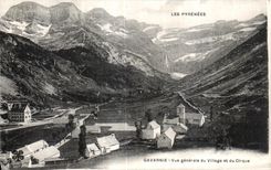 CPA Les Pyrenees Gavarnie Vue generale du Village et du Cirque