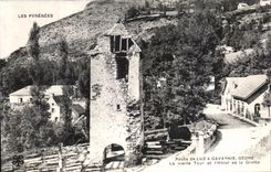 CPA Les Pyrenees Route de Luz a Gavarnie Gedre La Vieille Tour et I Hotel de la Grotte