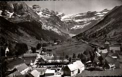 CPA Gavarnie (Hautes Pyrenees) Le Village et le Cirque 