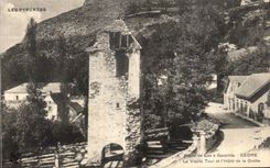 CPA Les Pyrenees Route de Luz a Gavarnie Gedre La Vieilla Tour et I Hotel de la Grotte