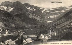 CPA Les Pyrenees Gavarnie Vue generale du Village et du Cirque