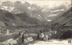 CPA Les Pyrenees Gavarnie Vue generale du Village et du Villiage et du Cirque