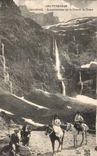 CPA Les Pyrenees Gavarnie Excursionnistes sur le Chemin du Cirque cheval Horse