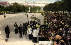 CPA Les Pyrenees Lourdes Benediction du Saint Sacrement