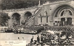 CPA Lourdes La Procession du T S Sacrement