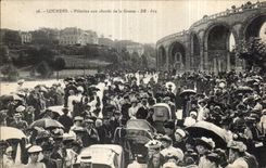 CPA Lourdes Pelerins aux abords de la Grotte