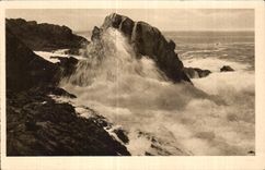 CPA Saint Guenole Penmarch a Ground swell sweeping the Rock of the Monk