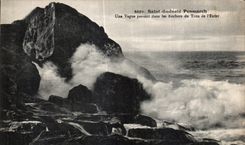 CPA Saint Guenole Penmarch a Vague passer by in the Rocks of the Hole of I Enter