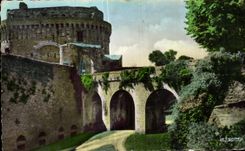 CPA Dinan Le donjon du Chateau de la duchesse Anne et les douves