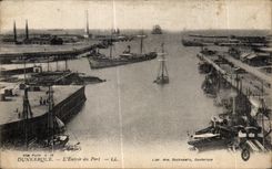 CPA Dunkerque L Entree du Port Bateaux